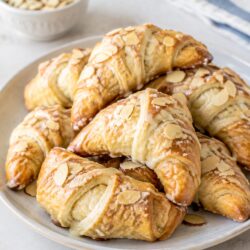 Almond crescent rolls made easy with Pillsbury dough, almond filling & chocolate drizzle—no yeast, all the bakery-style flavor! 🥐