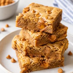 Chewy, fudgy butterscotch blondies with crackly tops and gooey centers — no mixer needed! Easy, dreamy, and ready in no time. 🍯