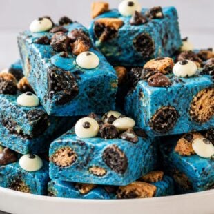 This creamy cookie monster fudge is SO dreamy — blue, loaded with Oreos and chocolate chip cookies, and ridiculously easy to make! 💙