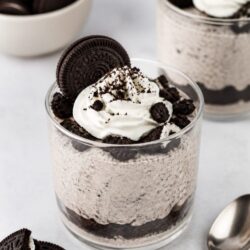 This Cookies & Cream Pudding Mousse is creamy, dreamy & so easy! No bake, foolproof, and totally delicious. You HAVE to make this! 🍪