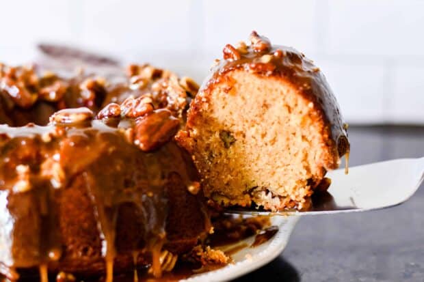 This Southern Pecan Praline Cake Recipe is extra delicious and would be a fantastic centerpiece of your Thanksgiving dessert table. #thanksgiving #recipe #dessert #bundt #cake #thanksgiving