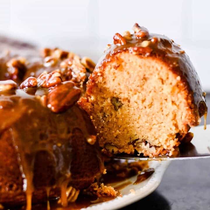 This Southern Pecan Praline Cake Recipe is extra delicious and would be a fantastic centerpiece of your Thanksgiving dessert table. #thanksgiving #recipe #dessert #bundt #cake #thanksgiving