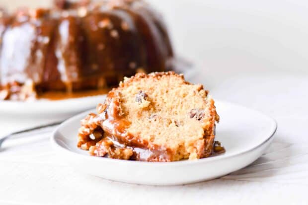 This Southern Pecan Praline Cake Recipe is extra delicious and would be a fantastic centerpiece of your Thanksgiving dessert table. #thanksgiving #recipe #dessert #bundt #cake #thanksgiving