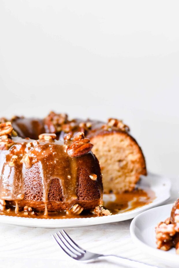 This Southern Pecan Praline Cake Recipe is extra delicious and would be a fantastic centerpiece of your Thanksgiving dessert table. #thanksgiving #recipe #dessert #bundt #cake #thanksgiving