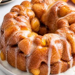 This peach monkey bread is gooey, dreamy pull-apart perfection loaded with juicy peaches — your new summer breakfast obsession! 🍑
