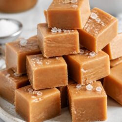 This salted caramel fudge recipe is SO easy and absolutely delicious! Sweet, salty, creamy, and perfect for gifting. You HAVE to make this! 🎄