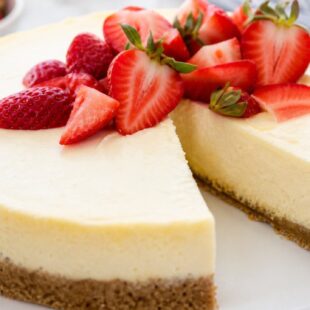 Creamy, dreamy & just 1 Smart Point! This Weight Watchers Freestyle cheesecake actually tastes like the real thing. You HAVE to make this!