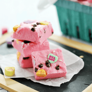 Easy Valentine's Day Fudge | www.somethingswanky.com